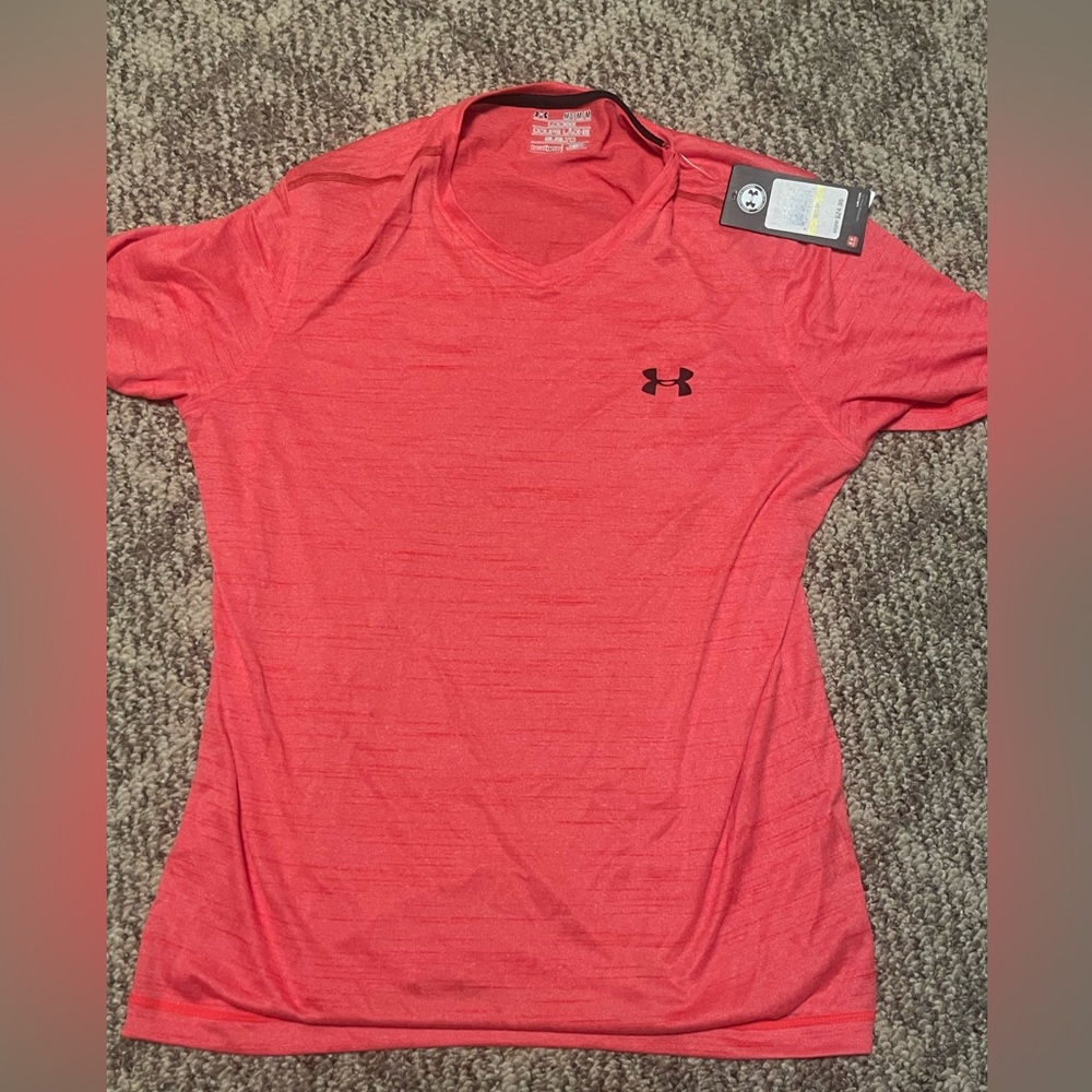 Men’s under armour medium loose short sleeve performance heat gear new w/ tag